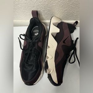 Nike burgundy Ryz 365 Sneakers